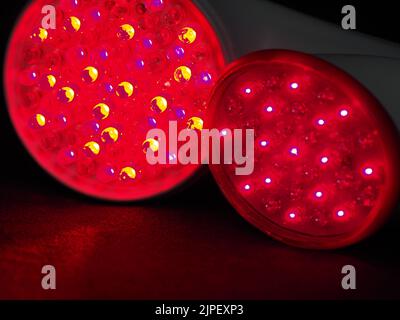 Infrarot-Licht-Geräte zur Anti-Aging-Behandlung und zur Behandlung von Schmerzen durch Krankheiten wie Lupus, Arthritis, Fibromyalgie usw. sowie Verletzungen und Muskeln Stockfoto
