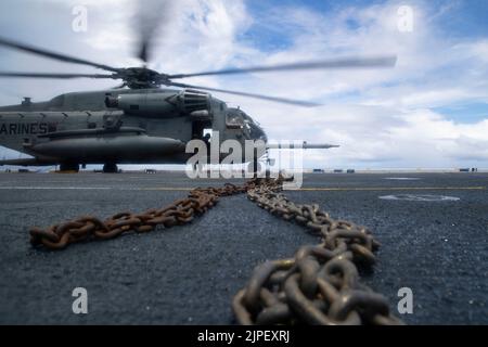 220817-N-XN177-2357 PHILIPPINISCHES MEER (AUG 17, 2022) – Ein CH-53 Super Stallion Hubschrauber, der dem Marine Medium Tiltrotor Squadron (VMM) 262 (verstärkt) zugewiesen wurde, bereitet sich auf den Start vom amphibischen Angriffsträger USS Tripoli (LHA 7) am 17. August 2022 vor. Tripolis ist im Einsatzgebiet der US-Flotte von 7. tätig, um die Interoperabilität mit Verbündeten und Partnern zu verbessern und als einsatzbereite Einsatztruppe für den Frieden und die Stabilität in der Region Indo-Pazifik zu dienen. (USA Navy Foto von Mass Communication Specialist 1. Klasse Peter Burghart) Stockfoto