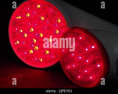 Infrarot-Licht-Geräte zur Anti-Aging-Behandlung und zur Behandlung von Schmerzen durch Krankheiten wie Lupus, Arthritis, Fibromyalgie usw. sowie Verletzungen und Muskeln Stockfoto