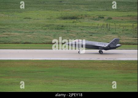 Ein F-35A Lightning II der US-Luftstreitkräfte aus dem 58. Fighter Squadron, 33. Fighter Wing, Eglin Air Force Base, Florida, landet nach einer Trainingsmission während der Übung Northern Lightning auf der Volk Field Air National Guard Base, Wisconsin, 12. August 2022. Nomaden mit der FW 33. reisten nach Volk Field, um an der Übung Northern Lightning teilzunehmen, einer gemeinsamen Trainingsübung, bei der benutzerdefinierte Ziele betont wurden, was zu maßgeschneiderten, szenariobasierten High-End-Schulungen mit vollem Spektrum führte. (USA Luftwaffe Foto von Airman Christian Corley) Stockfoto