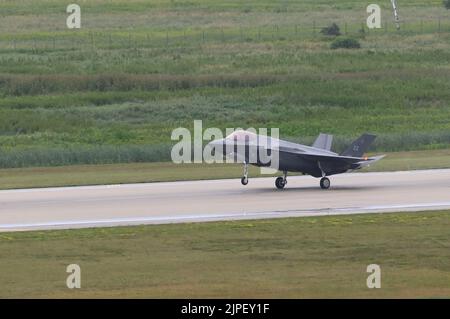 Ein F-35A Lightning II der US-Luftstreitkräfte aus dem 58. Fighter Squadron, 33. Fighter Wing, Eglin Air Force Base, Florida, landet nach einer Trainingsmission während der Übung Northern Lightning auf der Volk Field Air National Guard Base, Wisconsin, 12. August 2022. Volk Field bietet einen offenen Luftraum mit optimalen Wetterbedingungen für den Flug, so dass die 33. FW mehr als 60 % der saisonalen Blitzeinschläge und Hurrikanverzögerungen in Florida vermeiden kann. (USA Luftwaffe Foto von Airman Christian Corley) Stockfoto