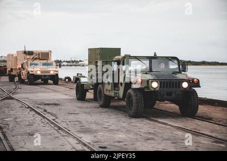 U.S. Marines with 2. Transportation Bataillon, Combat Logistics Regiment 27, 2. Marine Logistics Group, bereitet sich darauf vor, taktische Fahrzeuge auf Schienenfahrzeuge in Morehead City, North Carolina, zu laden, 16. August 2022. Das 2. Landing Support Bataillon und das 2. Transportbataillon führten von August 15 bis August 22 einen Eisenbahnkopfeinsatz durch, um Ausrüstung und Fahrzeuge für den bevorstehenden WTI-Kurs (Weapons and Tactics Instructor) 1-23 in Yuma, Arizona, zu liefern. (USA Marine Corps Foto von Lance CPL. Meshaq Hylton) Stockfoto