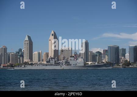 MARINESTÜTZPUNKT SAN DIEGO (AUG 11, 2022) USS Mobile Bay (CG 53) der Ticonderoga-Klasse durchsetzt die Bucht von San Diego, 11. August. Die Mobile Bay, ein Teil der Abraham Lincoln Carrier Strike Group, kehrte nach einem Einsatz bei US-amerikanischen 3.- und 7.-Flotten zur Unterstützung von maritimen Sicherheitsoperationen zum Marinestützpunkt San Diego zurück, um einen freien und offenen Indo-Pazifik-Raum zu gewährleisten. (USA Navy Foto von Mass Communication Specialist 1. Klasse Kelby Sanders) Stockfoto