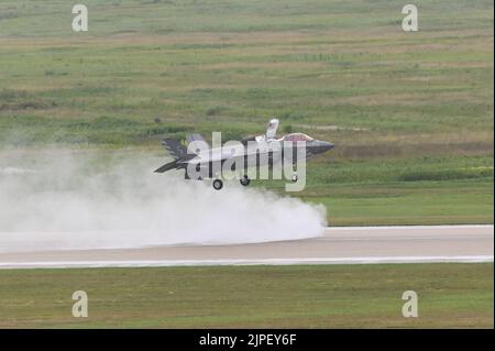 Ein U.S. Marine Corps F-35B Lightning II mit Marine Fighter Attack Squadron (VMFA) 211, Marine Aircraft Group 13, 3. Marine Aircraft Wing, Marine Air Corps Station Yuma, Arizona, landet nach einer Trainingsmission auf der Volk Field Air National Guard Base, Wisconsin, 12. August 2022. Marines mit VMFA-211 nahmen an der Übung Northern Lightning Teil, einer gemeinsamen Trainingsübung, bei der benutzerdefinierte Ziele betont wurden, was zu maßgeschneiderten, szenariobasierten High-End-Schulungen mit vollem Spektrum führte. (USA Luftwaffe Foto von Airman Christian Corley) Stockfoto