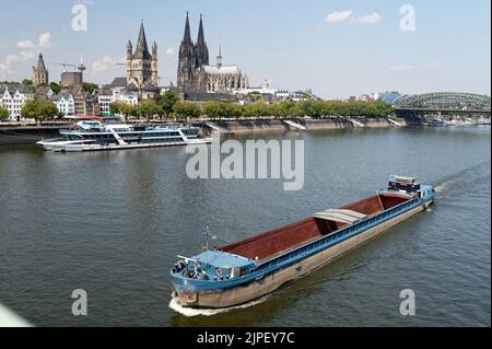 Köln, Deutschland 16. August 2022: Leeres Frachtschiff fährt auf dem rhein in köln auf niedrigem Wasserstand Stockfoto