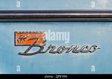 Loveland, CO - Juli 9,2022: Fender-Emblem eines alten Ford Bronco Sport auf der Loveland Classic Car Show Stockfoto