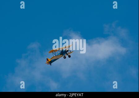 Eine Boeing Stearman PT-13, die dem Commemorative Air Force Historical Museum zugewiesen wurde, führt Musterarbeiten über dem Flugplatz im 180. Fighter Wing am 16. August 2022 in Swanton, Ohio, durch. Die 180FW ist eine Komponente der Ohio National Guard, deren Hauptzweck es ist, Fähigkeiten bereitzustellen, um staatliche und nationale Prioritäten zu erreichen. (Foto der Air National Guard von Senior Master Sgt. Beth Holliker) Stockfoto