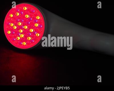 Infrarot-Licht-Geräte zur Anti-Aging-Behandlung und zur Behandlung von Schmerzen durch Krankheiten wie Lupus, Arthritis, Fibromyalgie usw. sowie Verletzungen und Muskeln Stockfoto