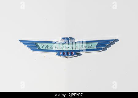 Loveland, CO - Juli 9,2022: Haubenemblem eines Ford Thunderbird aus den 1950er Jahren auf der Loveland Classic Car Show Stockfoto