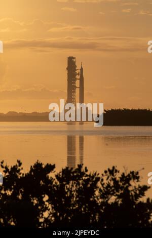 6. Juni 2022, Cape Canaveral, Florida, USA: Ein Sonnenaufgang im Kennedy Space Center der NASA in Florida wirft ein orangefarbenes Leuchten um die Artemis I Moon-Rakete der Agentur, während sie am 6. Juni 2022 zum Launch Complex 39B reist. Die Rakete rollte in den frühen Morgenstunden aus dem Vehicle Assembly Building, um die 4,2 Meilen bis zur Startrampe für den nächsten NassGeneralprobeversuch der NASA vor dem Artemis I-Start zu fahren. Als erste in einer immer komplexeren Serie von Missionen wird Artemis I die Rakete des Space Launch Systems und die Raumsonde Orion als integriertes System testen, bevor es mit der Besatzungsmacht zum Mond geht. Stockfoto