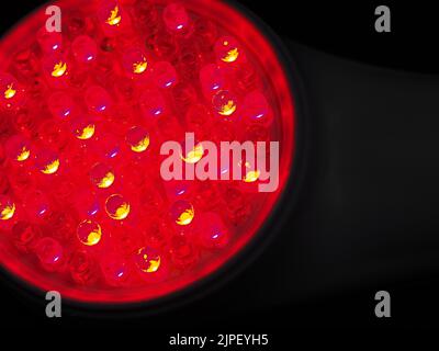Infrarot-Licht-Geräte zur Anti-Aging-Behandlung und zur Behandlung von Schmerzen durch Krankheiten wie Lupus, Arthritis, Fibromyalgie usw. sowie Verletzungen und Muskeln Stockfoto