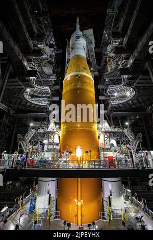 Cape Canaveral, Florida, USA. 10. August 2022. In dieser Ansicht, die in das Vehicle Assembly Building im Kennedy Space Center der NASA in Florida blickt, werden die Arbeitsbühnen um die Artemis I Space Launch System Rakete und die Orion-Sonde herum eingefahren, um sie für die Startrampe 39B auszurollen. Kredit: ZUMA Press, Inc./Alamy Live Nachrichten Stockfoto