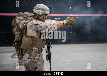 FÜNFTER EINSATZBEREICH der US-FLOTTE (15. August 2022) – US-Marineinfanteristen, die dem Central Command (FASTCENT) des Flotten Anti-Terrorism Security Team (FASTCENT) zugewiesen sind, führen in einer Trainingseinrichtung im Einsatzbereich der US-Flotte 5. Live-Feuerübungen durch, 15. August. FASTCENT stellt Botschaften, Konsulaten und anderen wichtigen nationalen Vermögenswerten in der gesamten Region Expeditions- und Sicherheitskräfte zur Verfügung. (USA Marine Corps Foto von Sgt. Benjamin McDonald) Stockfoto