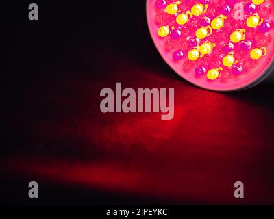 Infrarot-Licht-Geräte zur Anti-Aging-Behandlung und zur Behandlung von Schmerzen durch Krankheiten wie Lupus, Arthritis, Fibromyalgie usw. sowie Verletzungen und Muskeln Stockfoto