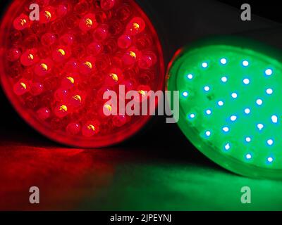 Infrarot-Licht-Geräte zur Anti-Aging-Behandlung und zur Behandlung von Schmerzen durch Krankheiten wie Lupus, Arthritis, Fibromyalgie usw. sowie Verletzungen und Muskeln Stockfoto