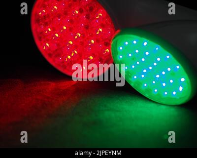 Infrarot-Licht-Geräte zur Anti-Aging-Behandlung und zur Behandlung von Schmerzen durch Krankheiten wie Lupus, Arthritis, Fibromyalgie usw. sowie Verletzungen und Muskeln Stockfoto