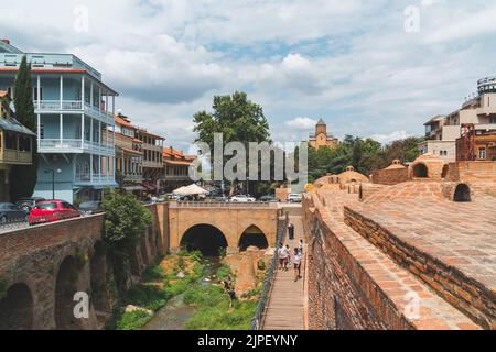 Tiflis, Georgien - 09. August 2022: Abanotubani Bezirk mit Holz geschnitzten Balkonen in der Altstadt von Tiflis, Georgien Stockfoto