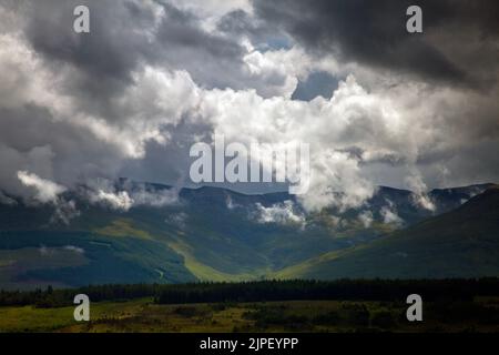 Blick in die Berge von Lochaber, Schottische Highlands, aufgenommen vom Commando Memorial Stockfoto