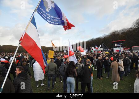 07-11-2021 Den Haag, Niederlande.Anti-Corona-Maßnahmen Protest.über 20,000 Menschen versammelten sich in Malieveld, wo sie den Reden des FVD und anderer Gruppen zuhörten.Danach marschierten sie friedlich durch Den Haag Stockfoto