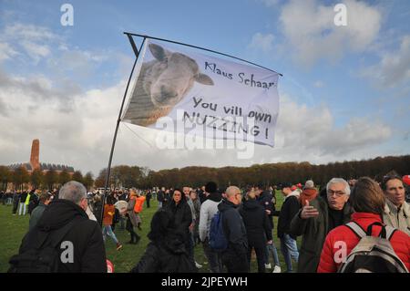 07-11-2021 Den Haag, Niederlande.Anti-Corona-Maßnahmen Protest.über 20,000 Menschen versammelten sich in Malieveld, wo sie den Reden des FVD und anderer Gruppen zuhörten.Danach marschierten sie friedlich durch Den Haag Stockfoto