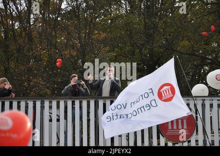 07-11-2021 Den Haag, Niederlande.Anti-Corona-Maßnahmen Protest.über 20,000 Menschen versammelten sich in Malieveld, wo sie den Reden des FVD und anderer Gruppen zuhörten.Danach marschierten sie friedlich durch Den Haag Stockfoto