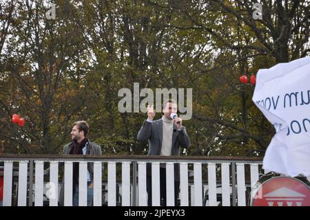 07-11-2021 Den Haag, Niederlande.Anti-Corona-Maßnahmen Protest.über 20,000 Menschen versammelten sich in Malieveld, wo sie den Reden des FVD und anderer Gruppen zuhörten.Danach marschierten sie friedlich durch Den Haag Stockfoto