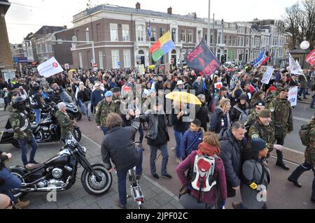 07-11-2021 Den Haag, Niederlande.Anti-Corona-Maßnahmen Protest.über 20,000 Menschen versammelten sich in Malieveld, wo sie den Reden des FVD und anderer Gruppen zuhörten.Danach marschierten sie friedlich durch Den Haag Stockfoto