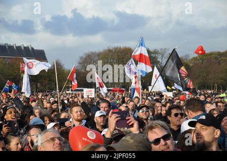 07-11-2021 Den Haag, Niederlande.Anti-Corona-Maßnahmen Protest.über 20,000 Menschen versammelten sich in Malieveld, wo sie den Reden des FVD und anderer Gruppen zuhörten.Danach marschierten sie friedlich durch Den Haag Stockfoto