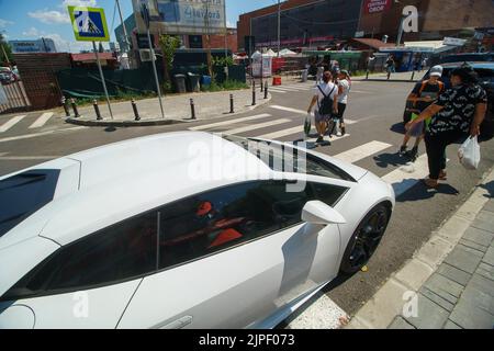 Bukarest, Rumänien - 04. August 2022: Ein weißer Lamborghini Huracan wird in der Nähe des Obor-Marktes in Bukarest geparkt. Stockfoto