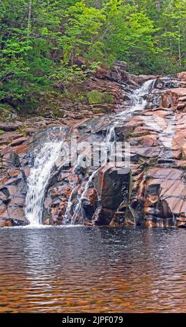 Ruhige Mary Ann Falls im Wald im Cape Breton Highalnds National Park in Nova Scotia Stockfoto