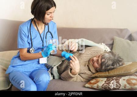 Glückliche Rentnerin und Vertrauen zwischen Arzt und Patient. Stockfoto