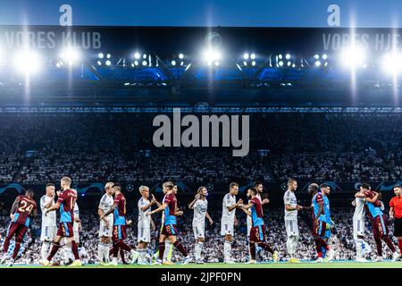 Kopenhagen, Dänemark. 16., August 2022. Die Spieler der beiden Teams begrüßen sich vor dem UEFA Champions League Qualifikationsspiel zwischen dem FC Kopenhagen und Trabzonspor im Kopenhagener Park. (Bildnachweis: Gonzales Photo - Dejan Obretkovic). Stockfoto