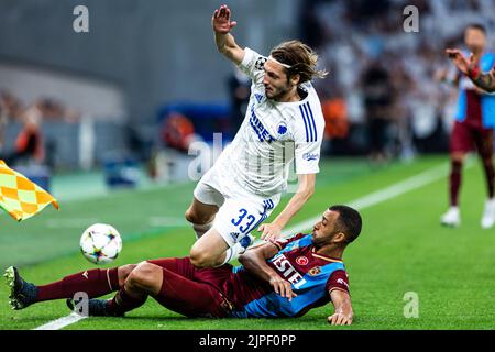 Kopenhagen, Dänemark. 16., August 2022. Rasmus Falk (33) vom FC Kopenhagen und Vitor Hugo (13) von Trabzonspor, die während des UEFA Champions League Qualifikationsspiels zwischen dem FC Kopenhagen und Trabzonspor im Kopenhagener Park gesehen wurden. (Bildnachweis: Gonzales Photo - Dejan Obretkovic). Stockfoto