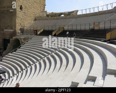 Blick auf die steilen Steinsitze im Außentheater des Antiken Theaters von Orange, das im ersten Jahrhundert vom Kaiser Augustus erbaut wurde. Stockfoto
