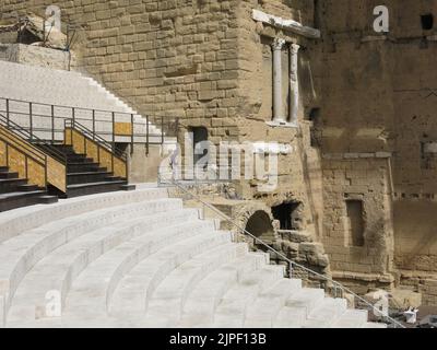 Blick auf die steilen Steinsitze im Außentheater des Antiken Theaters von Orange, das im ersten Jahrhundert vom Kaiser Augustus erbaut wurde. Stockfoto