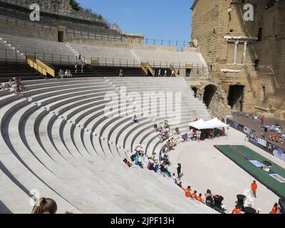 Blick auf die steilen Steinsitze im Außentheater des Antiken Theaters von Orange, das im ersten Jahrhundert vom Kaiser Augustus erbaut wurde. Stockfoto