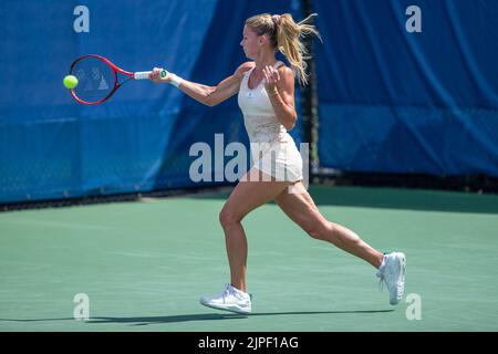 Mason, Ohio, USA. 16. August 2022. Camilla Giorgi spielt den Ball gegen die Gegnerin Marta Kortyuk während des Western und Southern Open Tennisturniers. (Bild: © Wally Nell/ZUMA Press Wire) Stockfoto