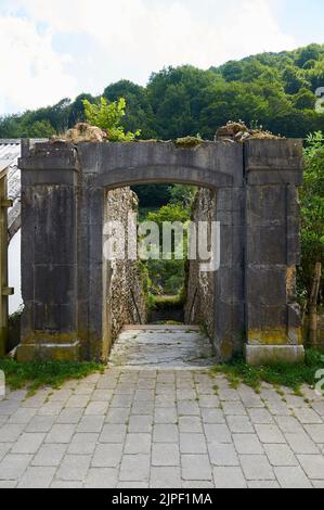 Eingang zu den zerstörten Fabrikanlagen der Real Fábrica de Armas y Municiones de Orbaiceta (Orbaizeta, Aezkoa, Navarra, Spanien) Stockfoto