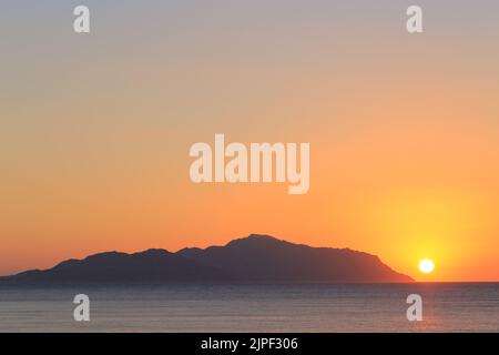 Sonnenaufgang mit Blick auf das Meer und die Insel Tiran im Sharm El Sheikh Resort, Ägypten Stockfoto