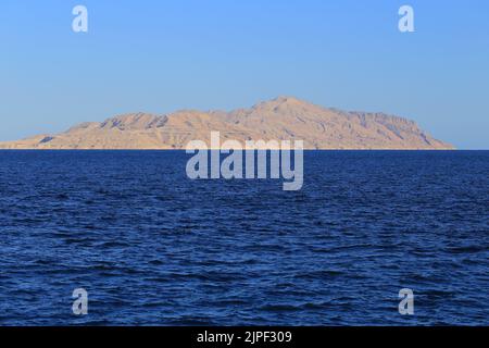 Rotes Meer mit Blick auf die Insel Tiran in Ägypten Stockfoto