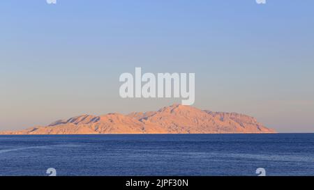 Sonnenuntergang mit Blick auf das Meer und die Insel Tiran in Ägypten Stockfoto