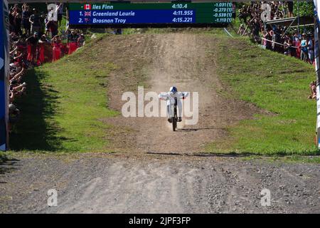 06. August 2022: Finn Iles of Canada (3) fährt ins Ziel und gewinnt das Finale der menÕs Downhill während des Mercedes-Benz UCI Mountain Bike World Cup 2022 in Mont-Sainte-Anne in Beaupre, Quebec, Kanada. Daniel Lea/CSM Stockfoto