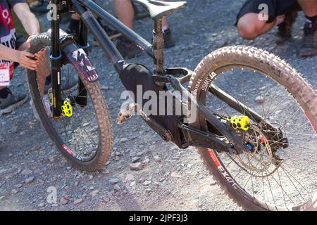 06. August 2022: Finn IlesÕ (3) mit einer ausgefahrenen Antriebskette nach dem Gewinn des menÕs Downhill Finals während des Mercedes-Benz UCI Mountain Bike Weltcups 2022 in Mont-Sainte-Anne in Beaupre, Quebec, Kanada. Daniel Lea/CSM Stockfoto