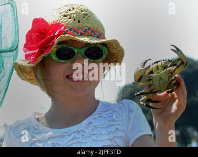 DER 7-JÄHRIGE POPPIE BULLOCH AUS PORTSMOUTH FING IM SONNENSCHEIN AM CANOE LAKE, SOUTHSEA, PIC MIKE WALKER,2011 MIKE WALKER BILDER Stockfoto