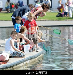 JUGENDLICHE KRABBEN IN DER SONNE AM CANOE LAKE , SOUTHSEA, PIC MIKE WALKER, MIKE WALKER BILDER,2011 Stockfoto