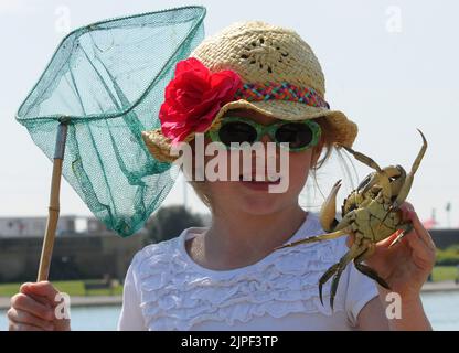DER 7-JÄHRIGE POPPIE BULLOCH AUS PORTSMOUTH FING IM SONNENSCHEIN AM CANOE LAKE, SOUTHSEA, PIC MIKE WALKER,2011 MIKE WALKER BILDER TEL. 07747012287 Stockfoto