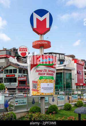 Uskudar Metro Station Eingang und Zeichen auf der Stange mit Instant Nudeln Pack Installation, Istanbul, Türkei Stockfoto