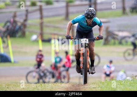 07. August 2022: Quinton Disera of Canada (66) startet im Rahmen der Cross-Country Olympic von menÕs während des Mercedes-Benz UCI Mountain Bike World Cup 2022 in Mont-Sainte-Anne in Beaupre, Quebec, Kanada. Daniel Lea/CSM Stockfoto