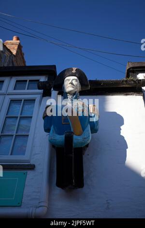 Admiral Nelson Figur auf der Außenseite des Ladens in Port Isaac. Cornwall England Stockfoto