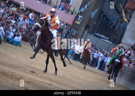 Palio di Siena, Leocorno gewinnt. Triumph von Tittia. Der als Tittìa bekannte Jockey Giovanni Atzeni kam zu seinem vierten Sieg. 17. August 2022 Stockfoto